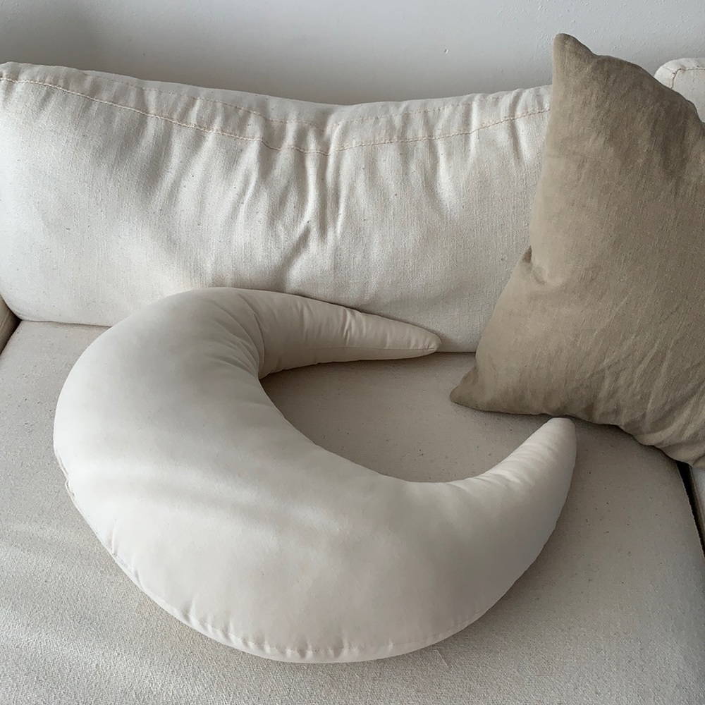 SnuggleMe Organic Feeding Pillow in Natural